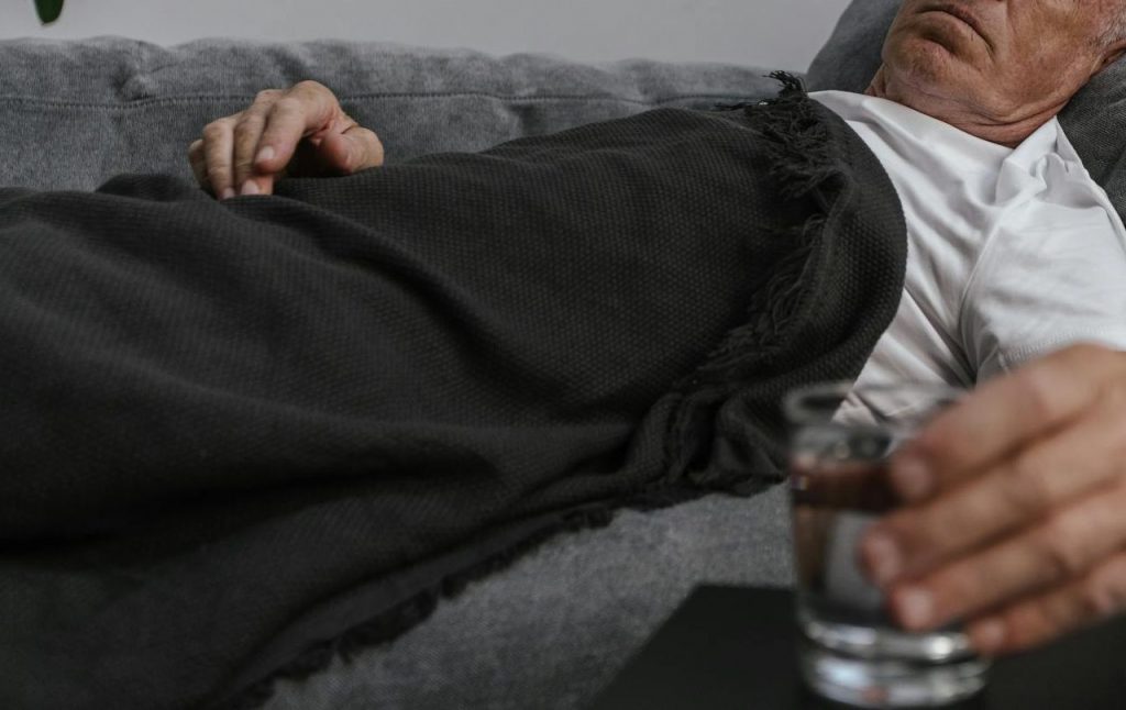 Как ухаживать за лежачими больными: питание и водный баланс