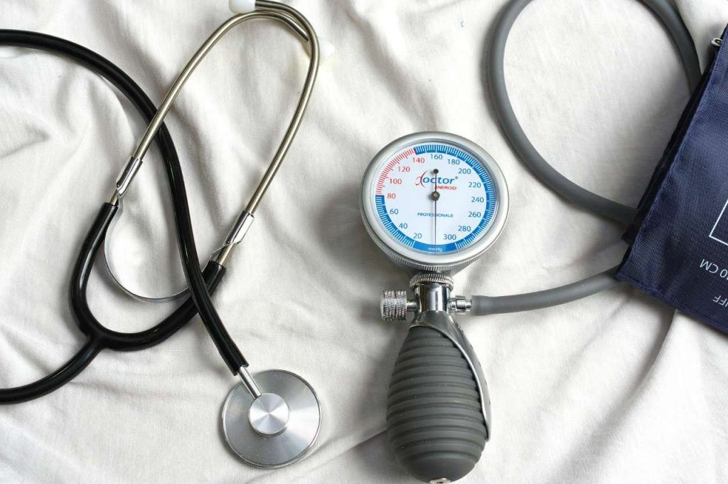 Первая помощь при высоком и низком артериальном давлении