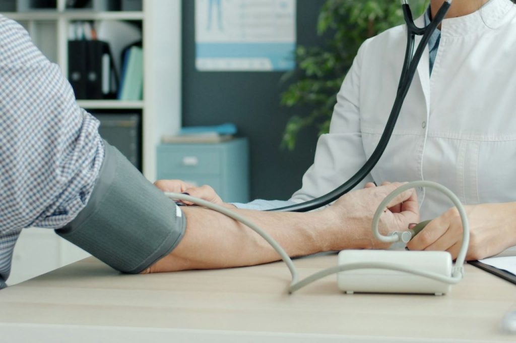 Первая помощь при высоком и низком артериальном давлении