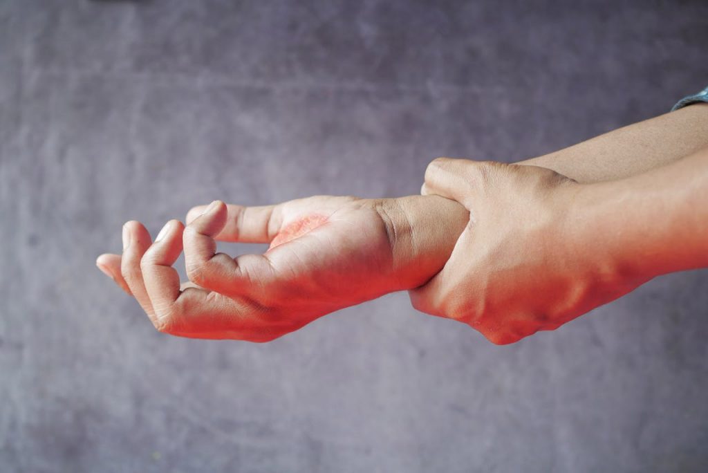 Первая помощь при химических ожогах