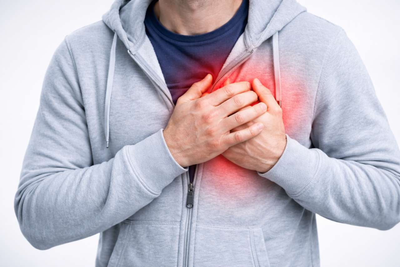 Что делать при сильном приступе аритмии сердца и когда нужно вызвать скорую помощь - фотография 1