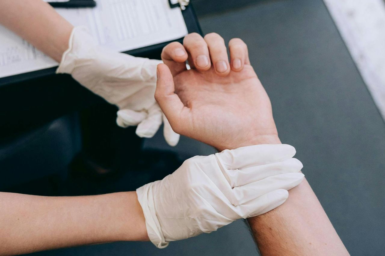 Что делать при сильном приступе аритмии сердца и когда нужно вызвать скорую помощь - фотография 2